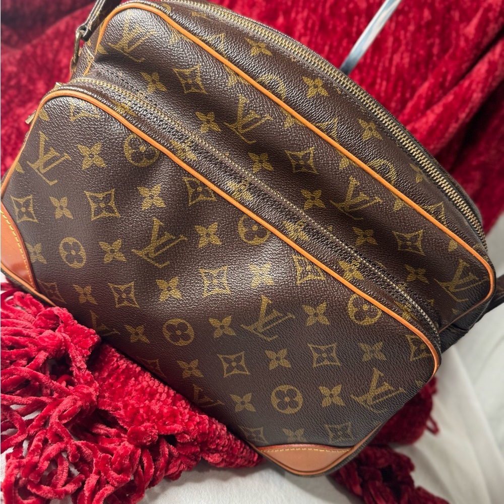 Authenthic- Vintage Louis Vuitton Nile
👜🌷Price dropped🌷👜